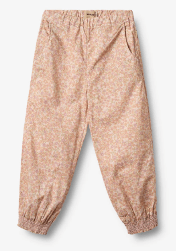 Wheat, Bukse Sara barn, Lilac flowers