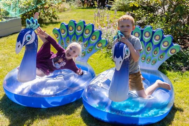 Hovedbilde Jilong Glitter Peacock badeleke – glitrende sommermoro for basseng og strand